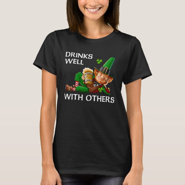T-shirt Drinks Well With Others Leprechaun Patrick s Day B (Devant)