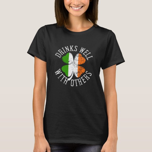 T-shirt Drinks Well With Others St Patrick s Day Drunk Bee (Devant)