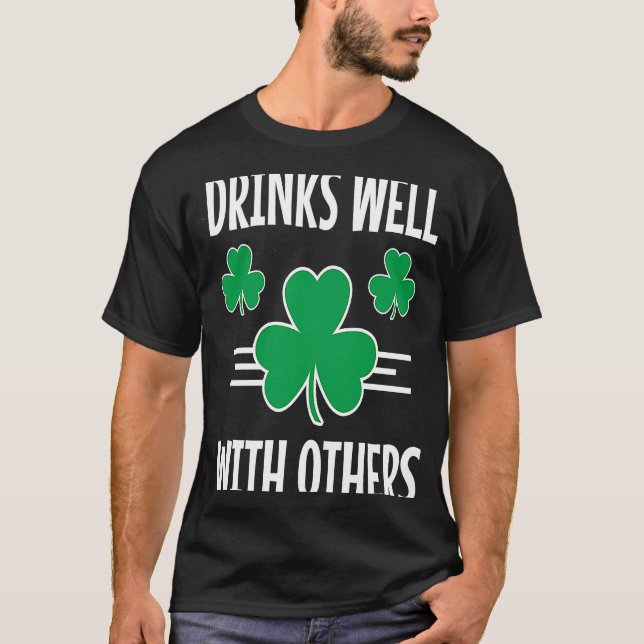 T-shirt Drinks Well With Others St Patricks Day Drinking   (Devant)