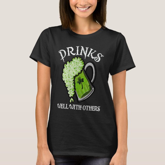 T-shirt Drinks Well With Others St Patricks Day Men Women  (Devant)