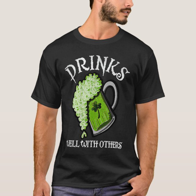 T-shirt Drinks Well With Others St Patricks Day Men Women  (Devant)