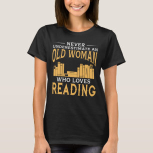T-shirt Drôle dame âgée qui aime lire