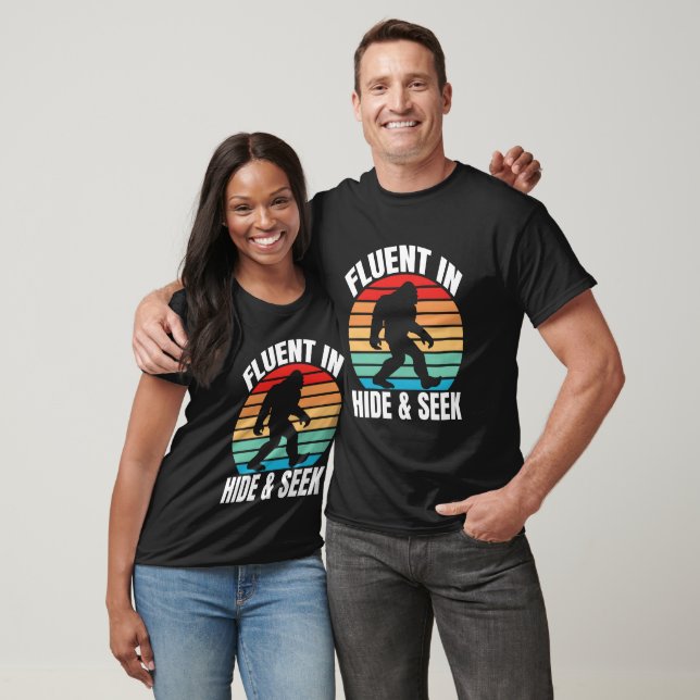T-shirt drôle de Bigfoot fluent en cache-cache (Unisexe)