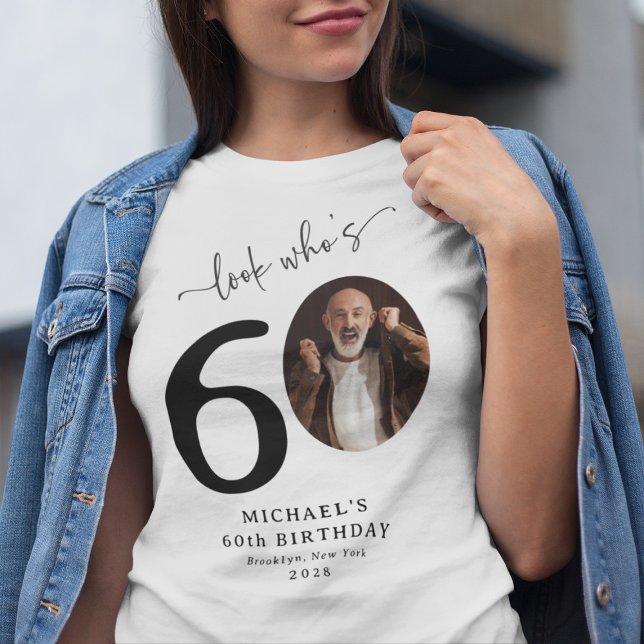 T-shirt Drôle 'Look Who's 60' élégant 60e anniversaire (Créateur téléchargé)