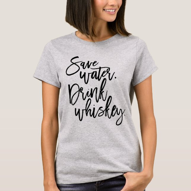 T-shirt Économisez de l'eau. Bois du whisky. (Devant)