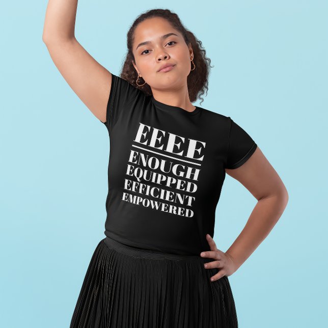 T-shirt EEEE - Suffisamment, équipé, efficace, doté d'éner (Young latina women wearing an "EEEE: Enough, Equipped, Efficient, Empowered" black t-shirt.)