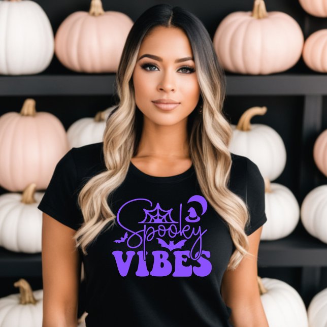 T-shirt éffrayant Vibes Halloween (Halloween T-shirt with the text Spooky Vibes in purple text.)