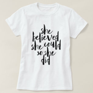 T-shirt Elle a cru qu'elle pourrait ainsi elle a fait