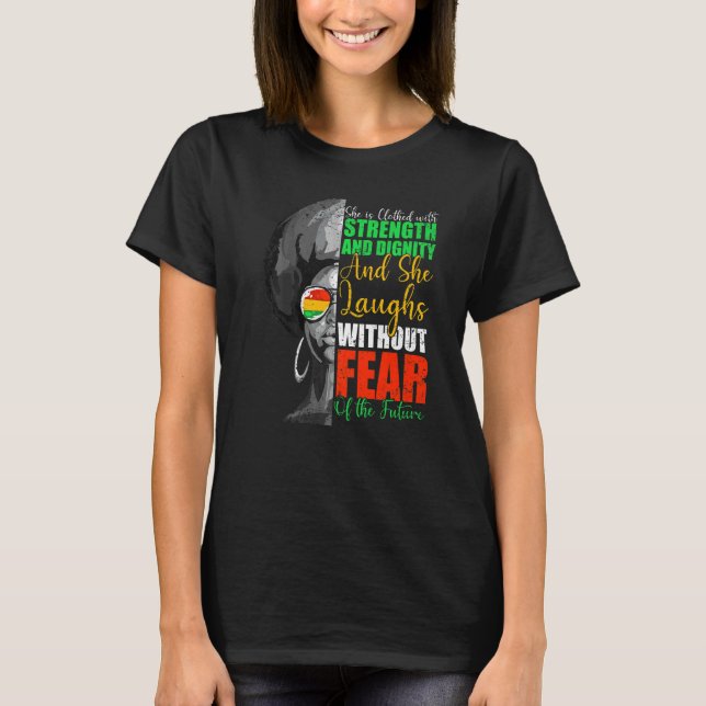 T-shirt Elle Est Vêtue Force Dignité Rire Sans Fea (Devant)