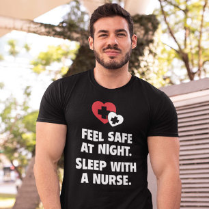 T-shirt En sécurité de sentir la nuit. Sommeil avec une