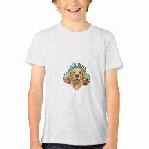 Chien Retriever doré drôle avec un sourire