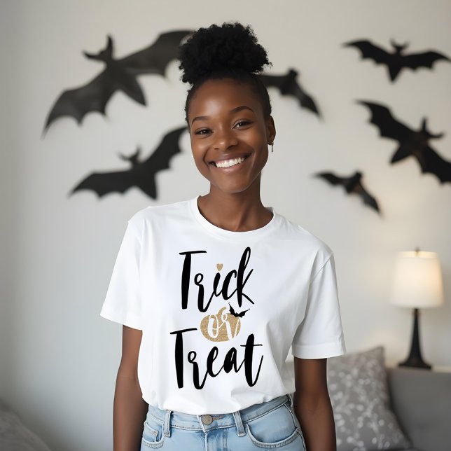 T-shirt En Tri-matière Citrouille de script de pinceau typographique ou d (Trick Or Treat Typographic Brush Script Pumpkin Tri-Blend Shirt)