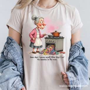 T-shirt En Tri-matière Drôle de grand-mère qui met le linge dans le four