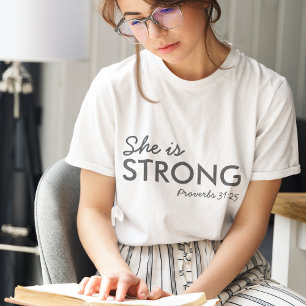 T-shirt En Tri-matière Elle est forte Proverbes 31:25 Foi chrétienne
