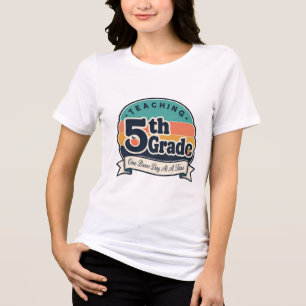 T-shirt En Tri-matière Enseignement rétro 5e année, un jour courageux à l