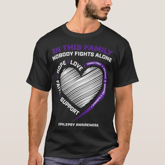 T-shirt Enfants Dans Cette Famille Personne ne combat seul (Devant)