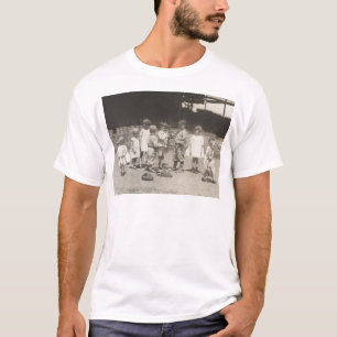 T-shirt enfants des années 1920 jouant sur le terrain de