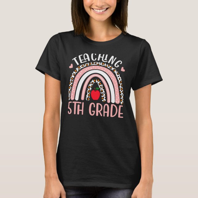 T-shirt Enseignant de 5e année enseignant Rainbow Leopard  (Devant)