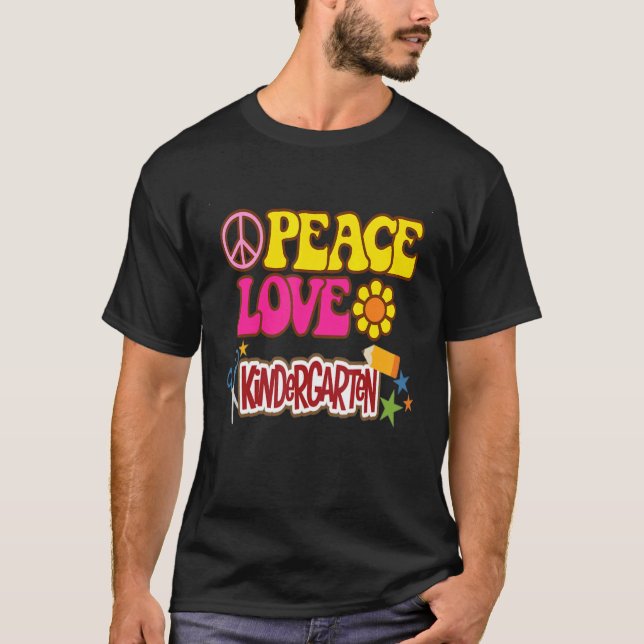 T-shirt Enseignant de l'année Peace Love Kindergarten Team (Devant)
