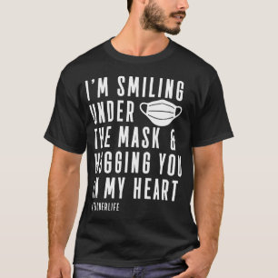 T-shirt Enseignant Souriant Sous Le Masque Accroché Dans L