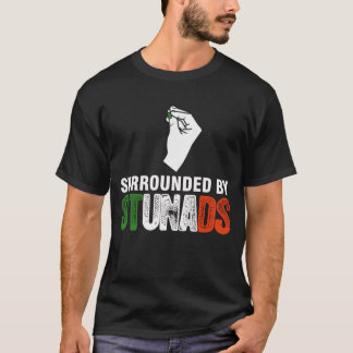 T-shirt entouré de cascadeurs