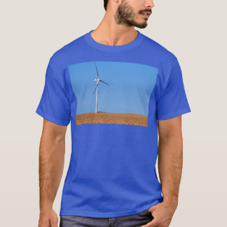 T-shirt éolienne sur le champ de blé énergie renouvelable 