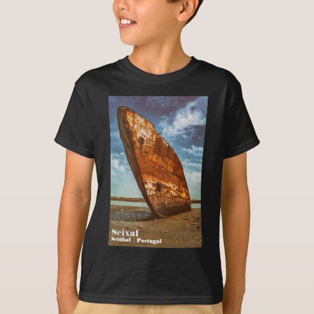 T-shirt Épave rouillée échouée ou échouée sur une plage (Devant)