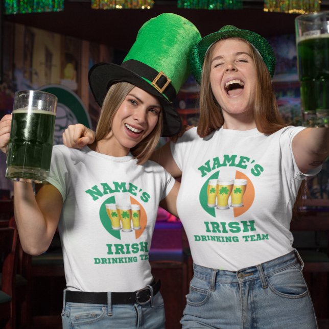 T-shirt Équipe de boisson irlandaise personnalisée 3 Femme (Cheers to St. Patrick's Day with our Irish Drinking Team t-shirts. Order today!)
