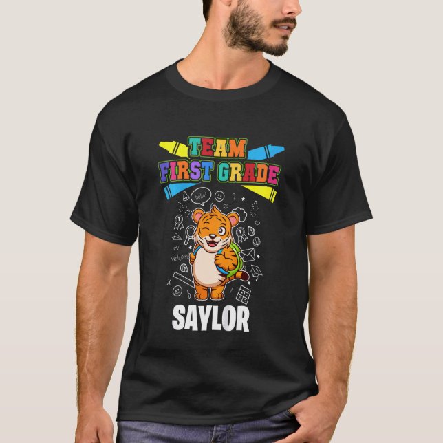 T-shirt Équipe d'enfants Saylor de première année personna (Devant)
