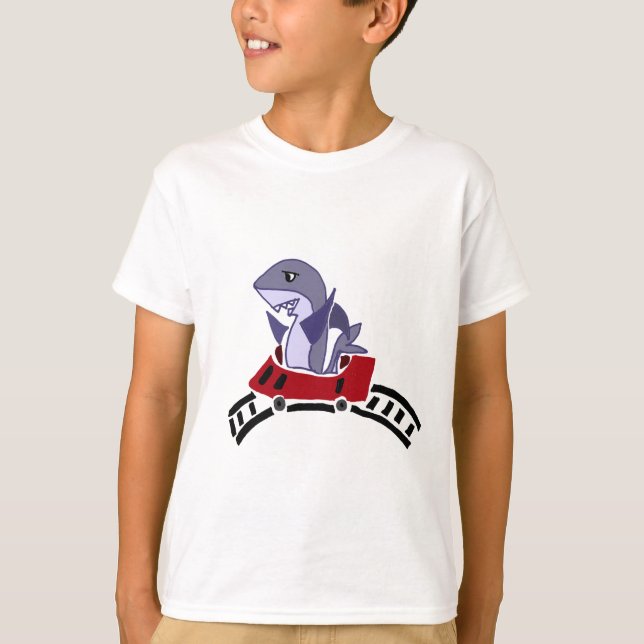 T-shirt Équitation de requin d'amusement sur des montagnes (Devant)