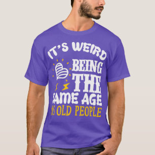 T-shirt Être étrange être l'âge de la SAme en tant que per
