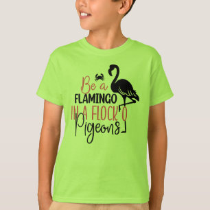 T-shirt Être un flamant rose dans une volée de pigeons