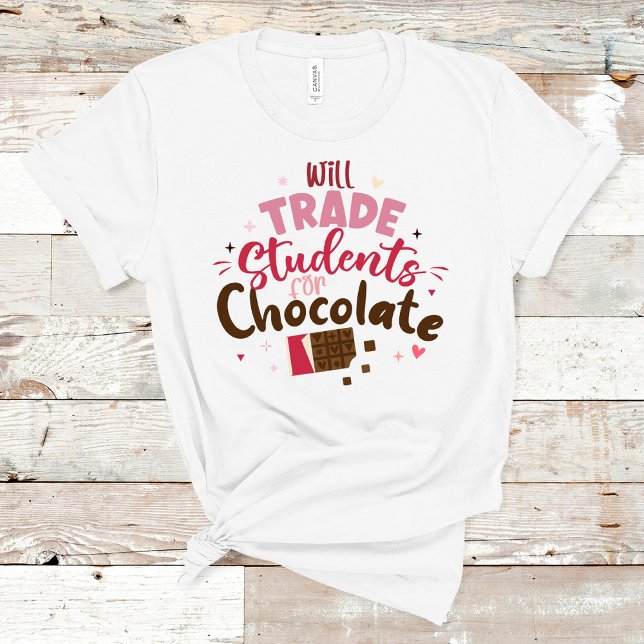 T-shirt Étudiants pour le chocolat Drôle Valentine (Will Trade Students for Chocolate Funny Valentine T-Shirt on a wooden table.)