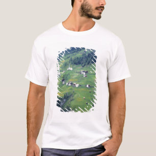 T-shirt Europe, Italie, Alpes Dolomites. Ce petit village