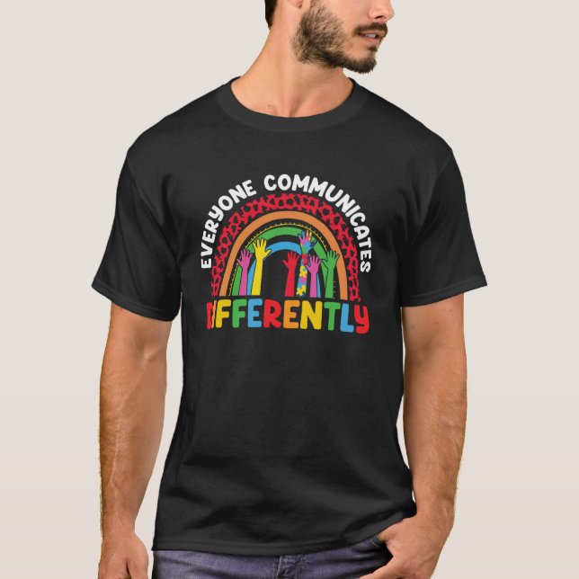 T-shirt Everyone Communicates Differently Autism Social Wo (Devant)