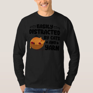 T-shirt Facilement Distrait Par Les Chats Et Le Fil À Tric