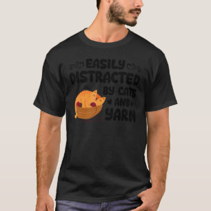 T-shirt Facilement Distrait Par Les Chats Et Le Tricot De 