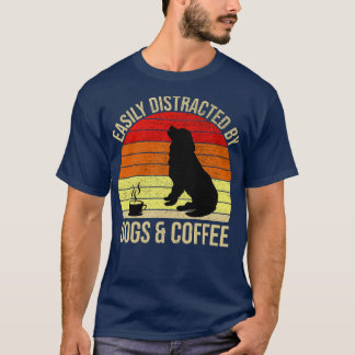 T-shirt Facilement Distrait Par Les Chiens Et Le Café