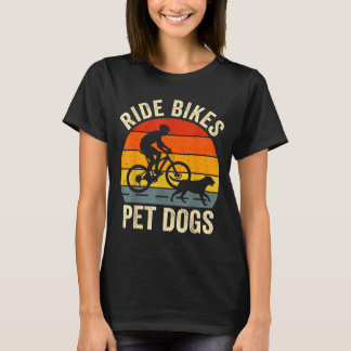 T-shirt Faire du vélo avec les chiens drôle de dicton pour