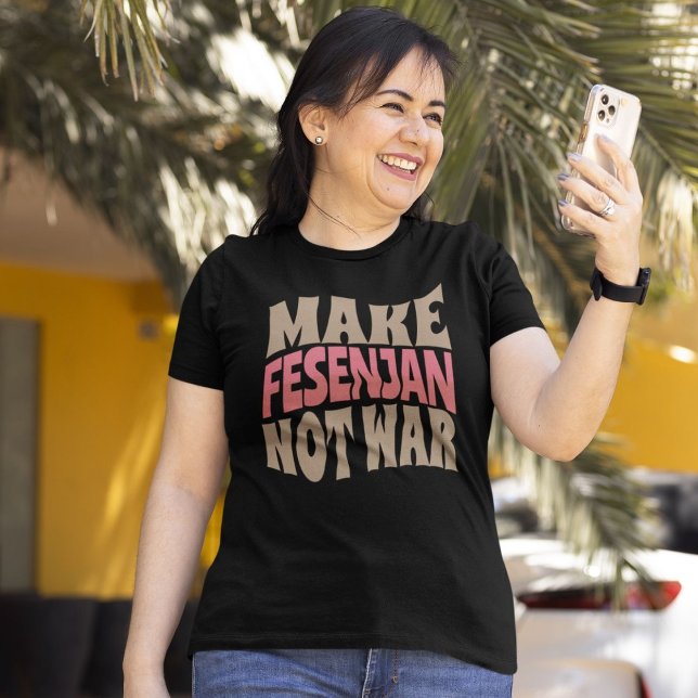 T-shirt Faire Fesenjan pas guerre grenade perse poulet (Make Fesenjan Not War Persian Pomegranate Chicken T-Shirt)