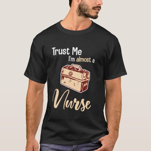 T-shirt Fais-moi confiance, je suis presque infirmière, No (Devant)