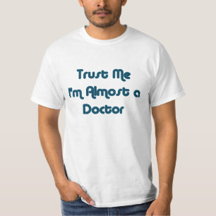 T-shirt Faites-moi confiance je suis presque un docteur