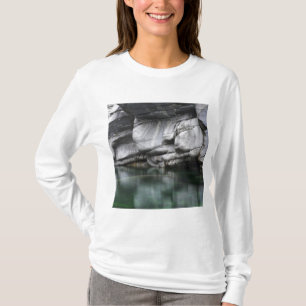 T-shirt Falaise arrondie de roche par la rivière de