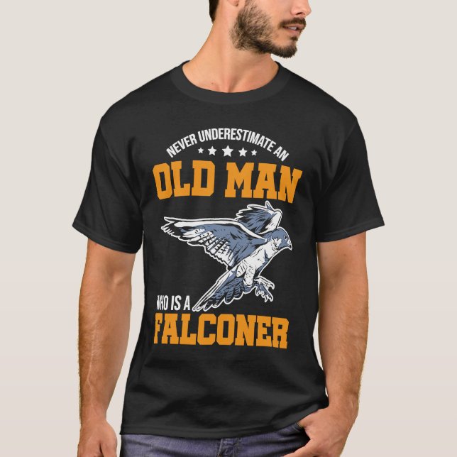 T-shirt Falconer Never underestimate an Old Man (Devant)