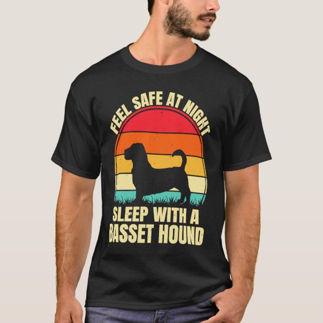 T-shirt Feel Safe at Night Sleep With a Basset Hound (Devant)
