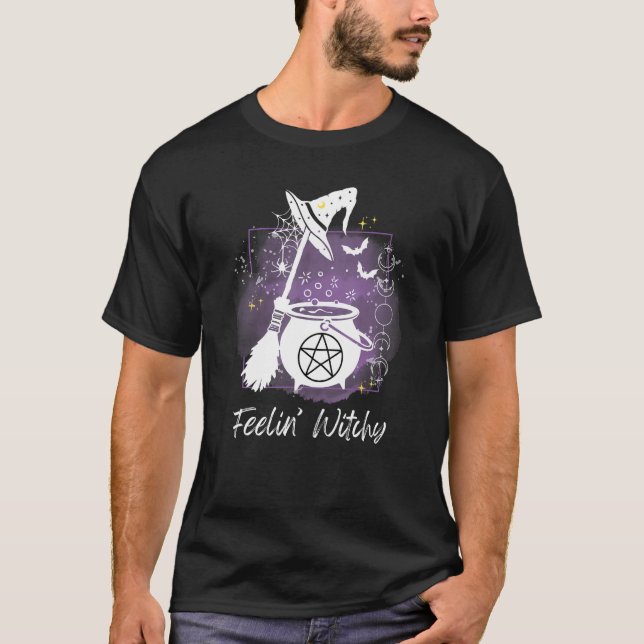 T-shirt Feelin witchy graphic witchcraft cauldron broom sp (Devant)