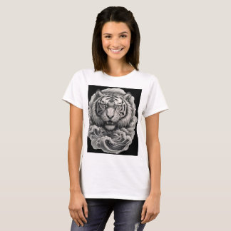 T-shirt féminin avec un tigre rugissant dans les v