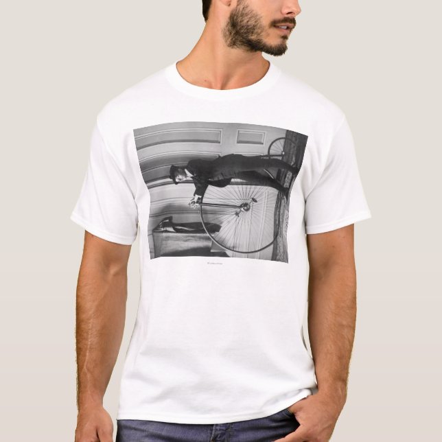 T-shirt Femme habillée comme homme avec la photographie de (Devant)