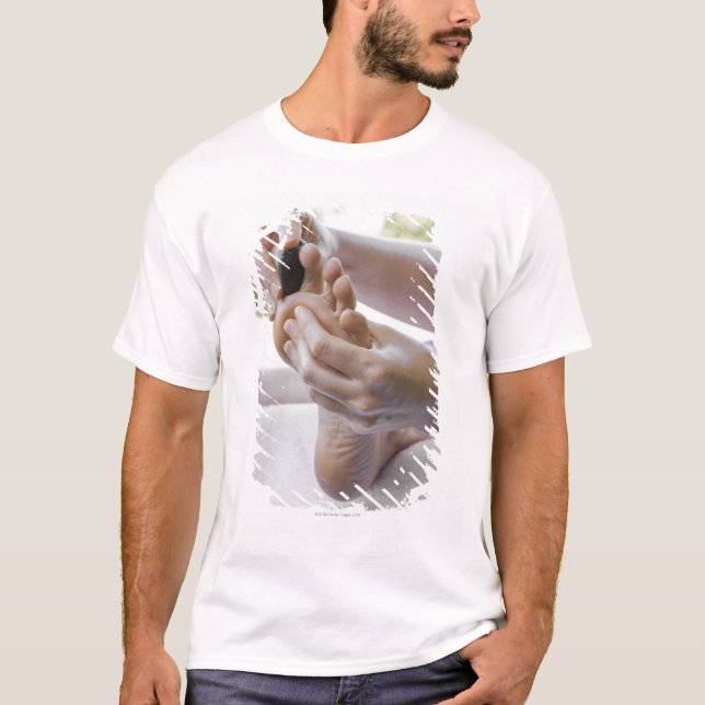 T-shirt Femme obtenant le massage de pied avec la pierre (Devant)