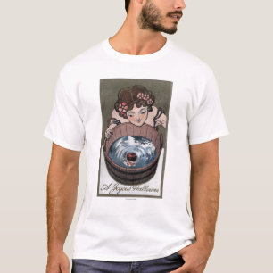 T-shirt Femme regardant dans le baril en bois